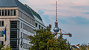 18: 728907-Berliner-Fernsehturm-von-Unter-den-Linden.jpg