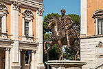 1009: 713797-Rom-Campidoglio-Statue-bei-Treppe.jpg